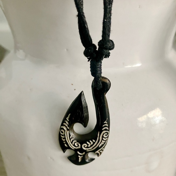 NWT Novica beach surfer necklace carved bone fish hook unisex brown & white - Picture 5 of 5